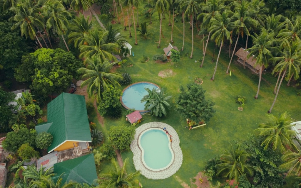 Lush Tropical Estate & Green Mountain Vista